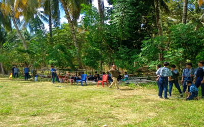 Semangat Gotong Royong, Keluarga Besar MTsN 4 Bolsel Bersihkan Lapangan Madrasah