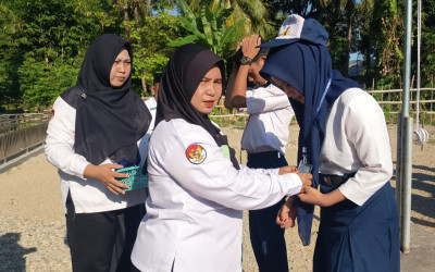 Irawaty Sematkan Kartu Peserta: Simbol Kesiapan Menghadapi Ujian Madrasah