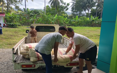 MTs Negeri 4 Bolsel Terima Bantuan 10 Sak Semen Untuk Pembangunan Mushola Madrasah