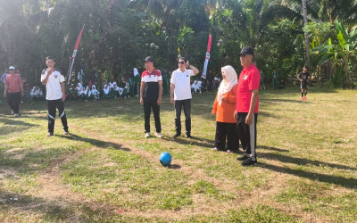 Kasi Pendis Buka Kegiatan Peringatan HUT RI di MTsN 4 Bolsel dengan Menendang Bola Pertama