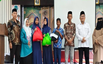 7 Siswa MTsN 4 Bolsel dan PPNPN Terima Paket Sembako Program Lebaran Yatim dan Penyandang Disabilitas