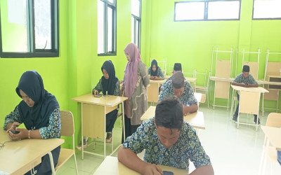 Irawaty Ahmad  Monitoring Pelaksanaan Ujian Madrasah Hari Ke-3