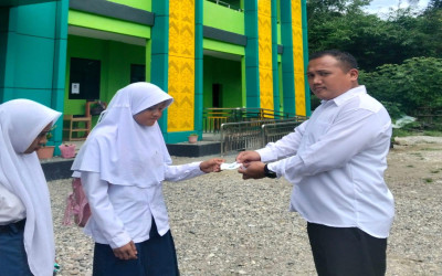 MTs Negeri 4 Bolsel Bagikan 40 Kupon Qurban Bagi Siswa Kurang Mampu