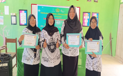 Irawaty Berikan 12 Sertifikat Penghargaan Dalam Rangka Hari Guru Nasional Tahun 2025