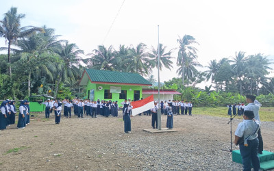 Pelaksanaan Upacara Bendera Di MTs Negeri 4 Bolsel Berjalan Dengan Khidmat