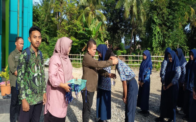 Hajirin Buka Pelaksanaan TKA dan Sematkan Kartu Peserta Kepada Siswa Kelas IX